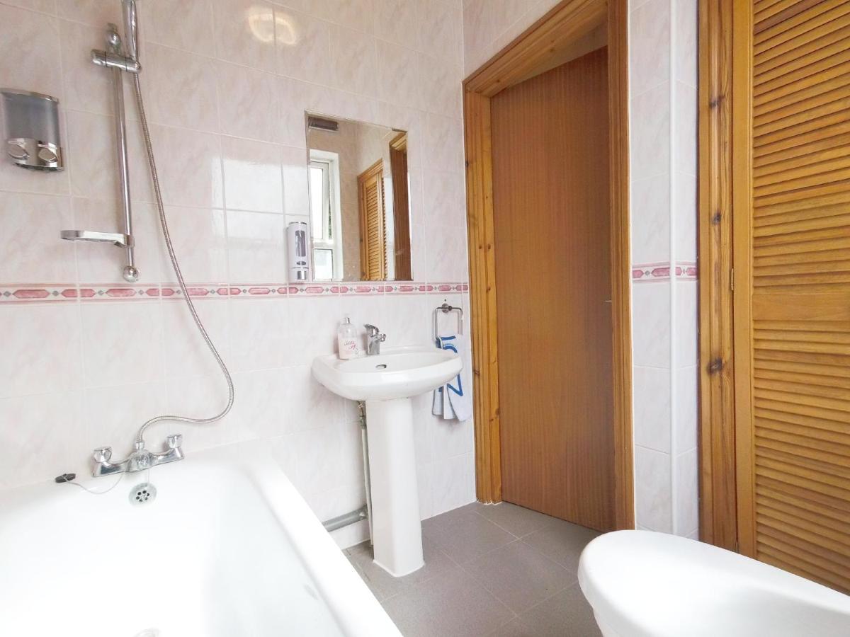 Carnation Flat A In Wembley Apartment Лондон Екстериор снимка
