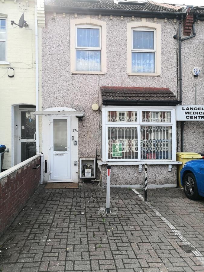 Carnation Flat A In Wembley Apartment Лондон Екстериор снимка