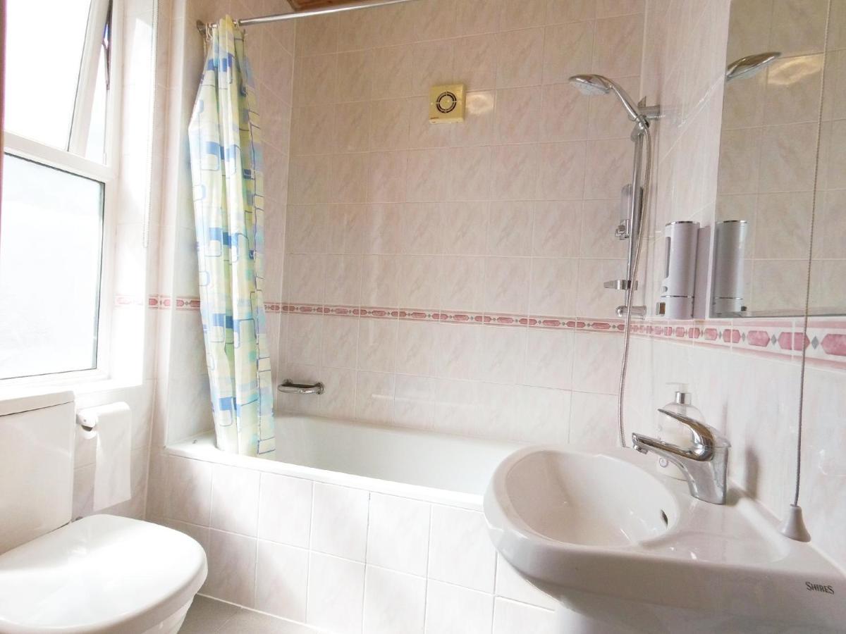 Carnation Flat A In Wembley Apartment Лондон Екстериор снимка