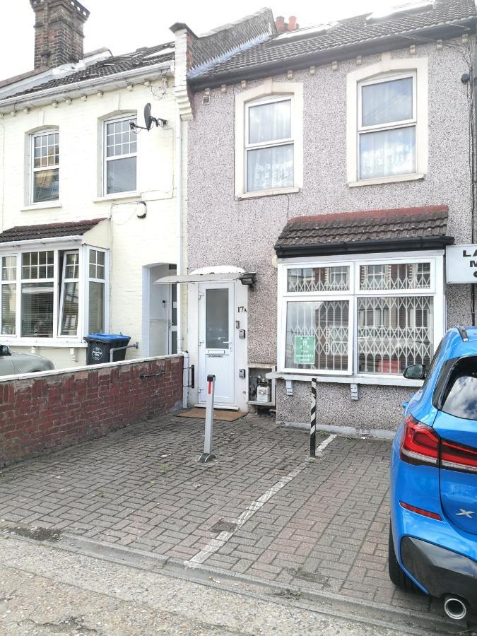 Carnation Flat A In Wembley Apartment Лондон Екстериор снимка