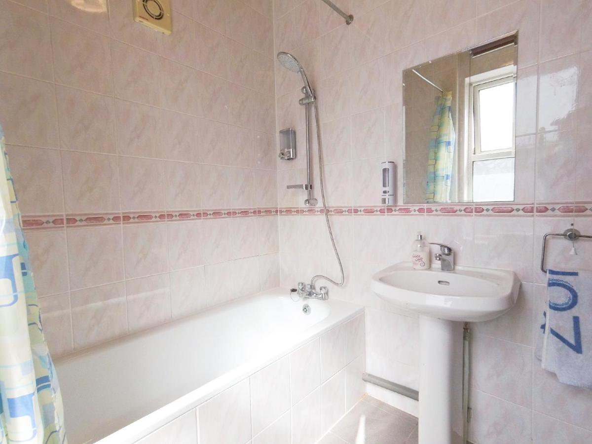 Carnation Flat A In Wembley Apartment Лондон Екстериор снимка